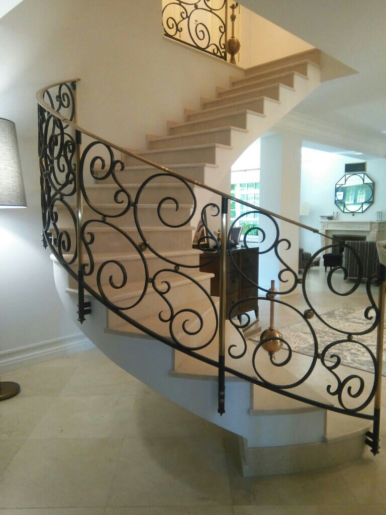 На фото кованая лестница, сделанная на нашем производстве в Санкт-Петербурге