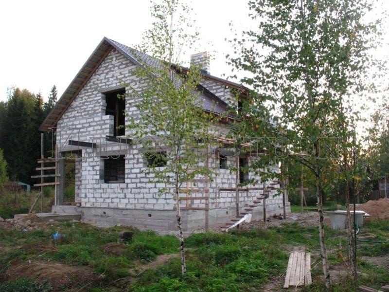 На фото дом из пеноблоков, строительство которого близко к завершению
