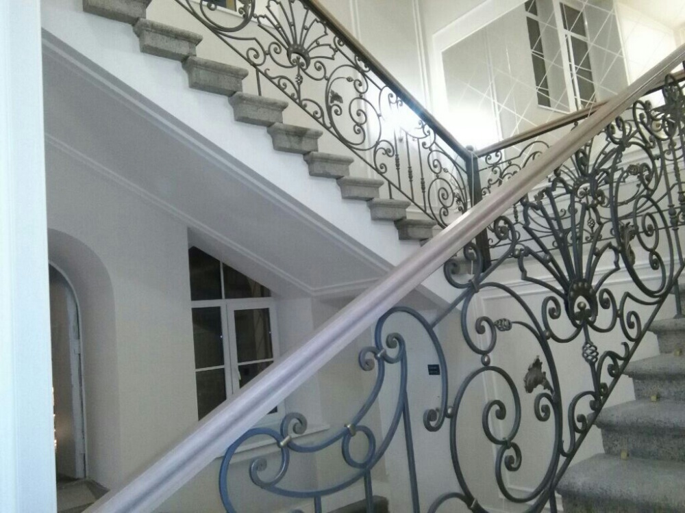 На фото кованная лестница в жилом доме, изготовленная нашим мастером